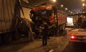 Tünelde zincirleme kaza: 5 tır çarpıştı