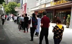 Wuhan'da ikinci dalgayı önlemek için metrelerce test kuyruğu oluştu