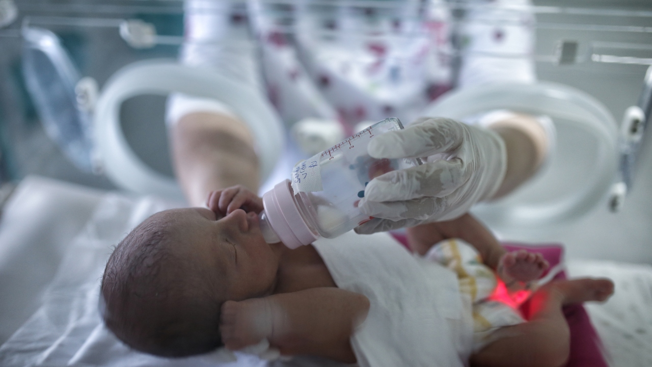 Tarihi hastanenin koridorları pandemiye inat bebek sesiyle