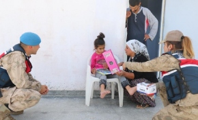 Jandarma ekipleri engelli çocuklara oyuncak hediye etti