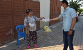 Bu mahallede yaşlıların yemekleri hayırseverlerden, servisi muhtardan