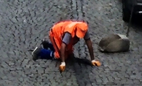 Taşların arasını temizleyen belediye çalışanı örnek oldu