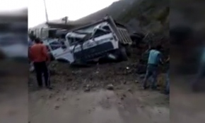 Keşmir'de heyelan: Çok sayıda araç toprak altında kaldı