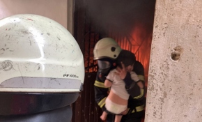 Alevler arasında kalan 2 çocuk itfaiye ekiplerince kurtarıldı