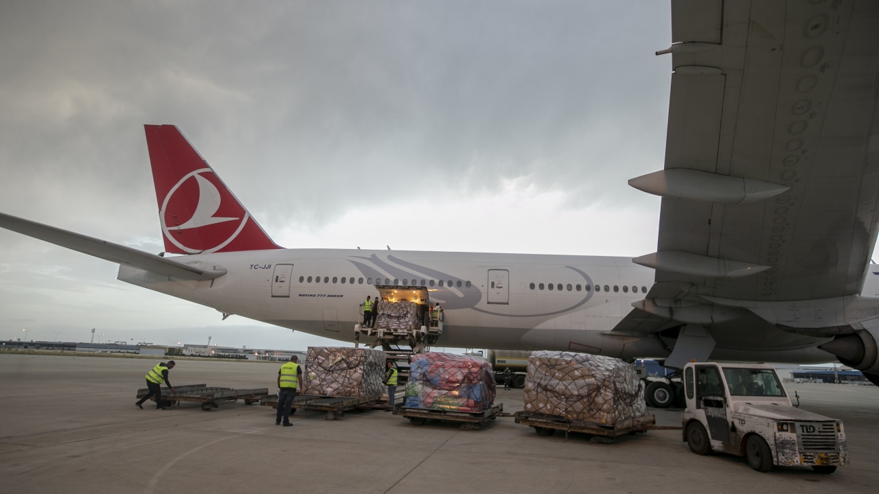 Türkiye’den yardımı taşıyan Türk Hava Yollarına (THY) ait uçak, başkent Tunus`taki Uluslararası Kartaca Havalimanı`na indi.