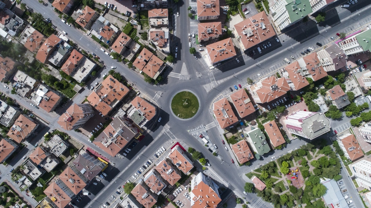 Yeni tip koronavirüsle (Covid-19) mücadele kapsamında sokağa çıkma kısıtlamasının uygulandığı Kayseri`de kentin en işlek meydanlarından Beşyol Meydanı boş kaldı.