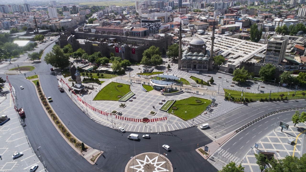 Cumhuriyet Meydanı, Kayseri Kalesi çevresi ve Pastırmacılar Çarşısı boş kaldı.