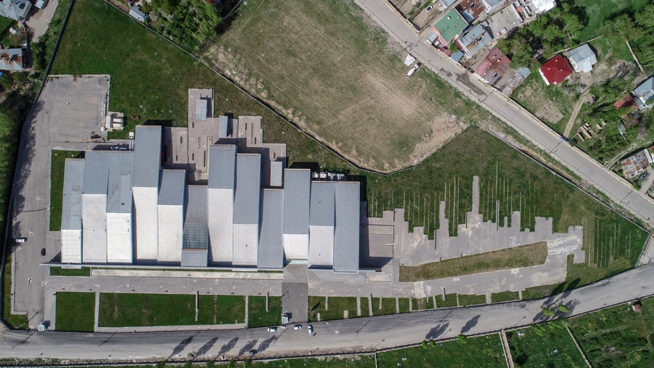 Başta Urartular olmak üzere, Selçuklu ve Osmanlılara da ait 2 bin 542 eser, ekiplerin büyük titizlikle yürüttüğü çalışmalar sonucu yeni yerlerinde sergileniyor.