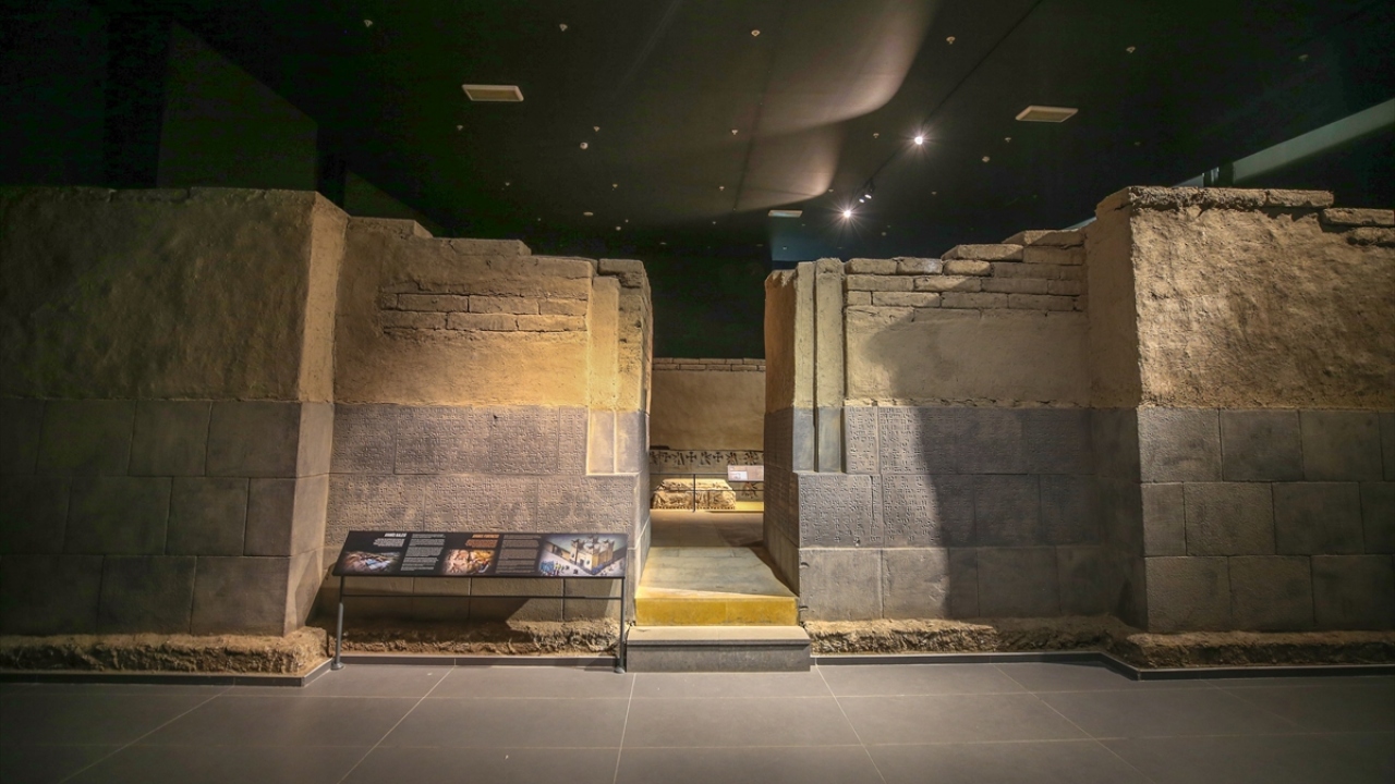 Müze Müdürü Erol Uslu, yaptığı açıklamada, Urartuların Van Gölü Havzası`nın geniş bir bölümünde hüküm sürdüğünü ve o döneme ait önemli eserlerin müzede sergilendiğini söyledi.