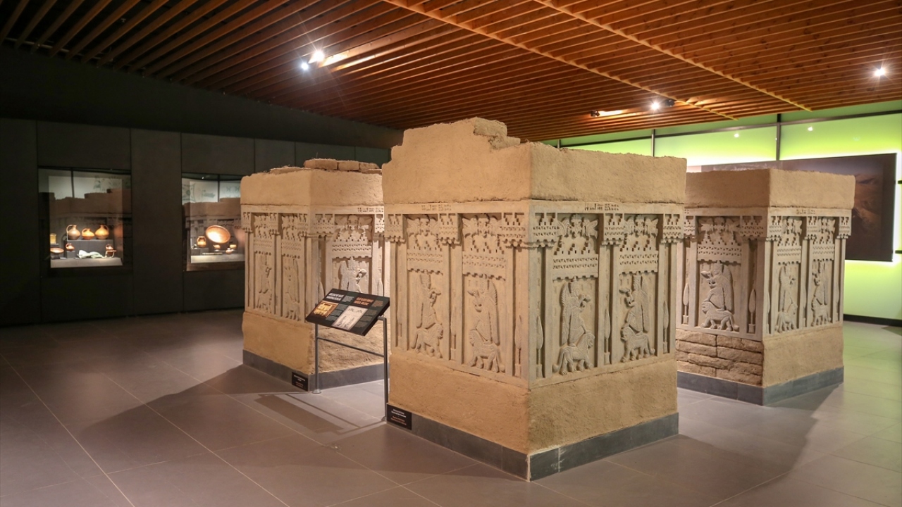 Van Müzesi`nin bölge için büyük bir destinasyon merkezi konumunda olduğunu belirten Uslu, çağdaş müzecilik kapsamında Urartu yaşantısını canlandıran eserlere de ağırlık verdiklerini ifade etti.