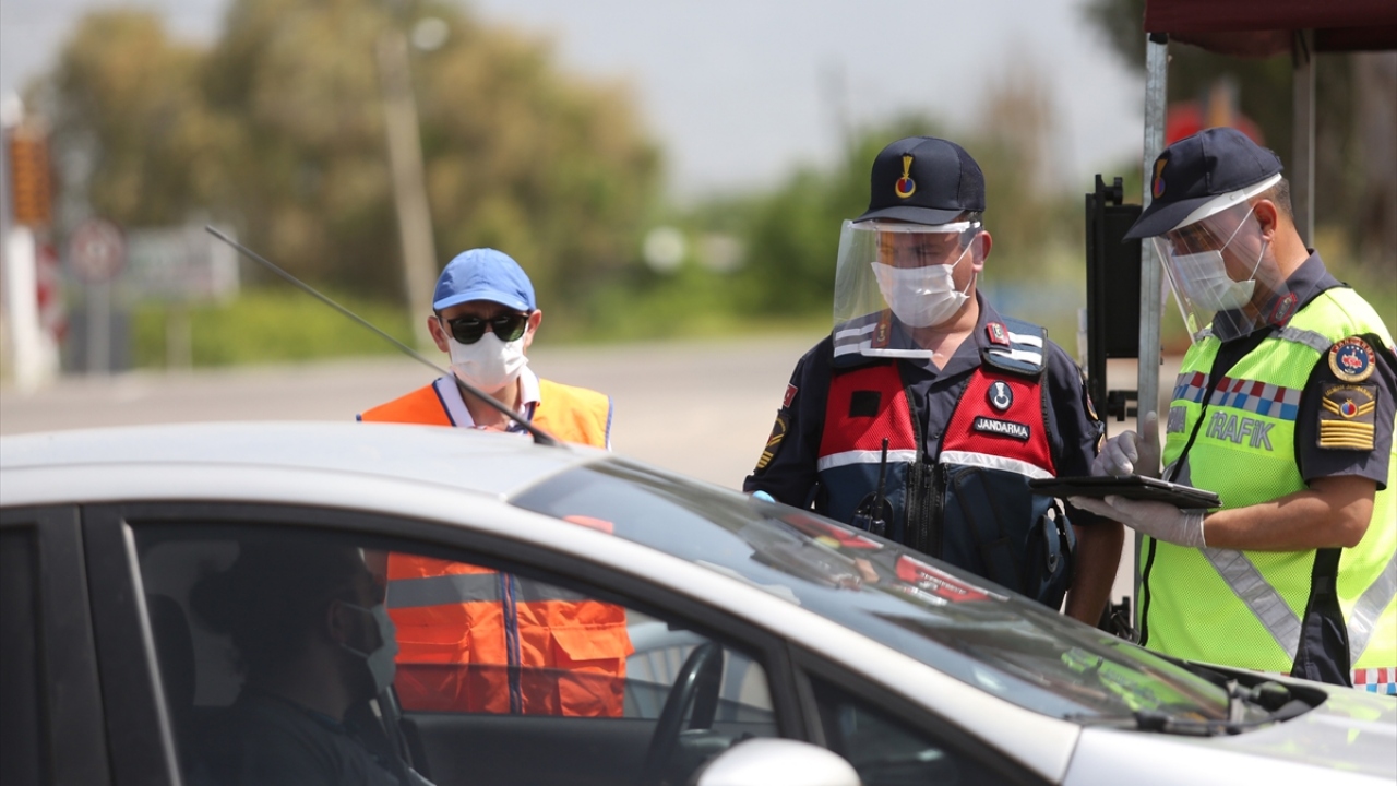 Seyahat kısıtlamasının kaldırıldığı büyükşehirler arasında yer alan kentte, birlikte çalışan polis ve jandarma ekipleri denetim ve uygulamalarını artırdı. 
