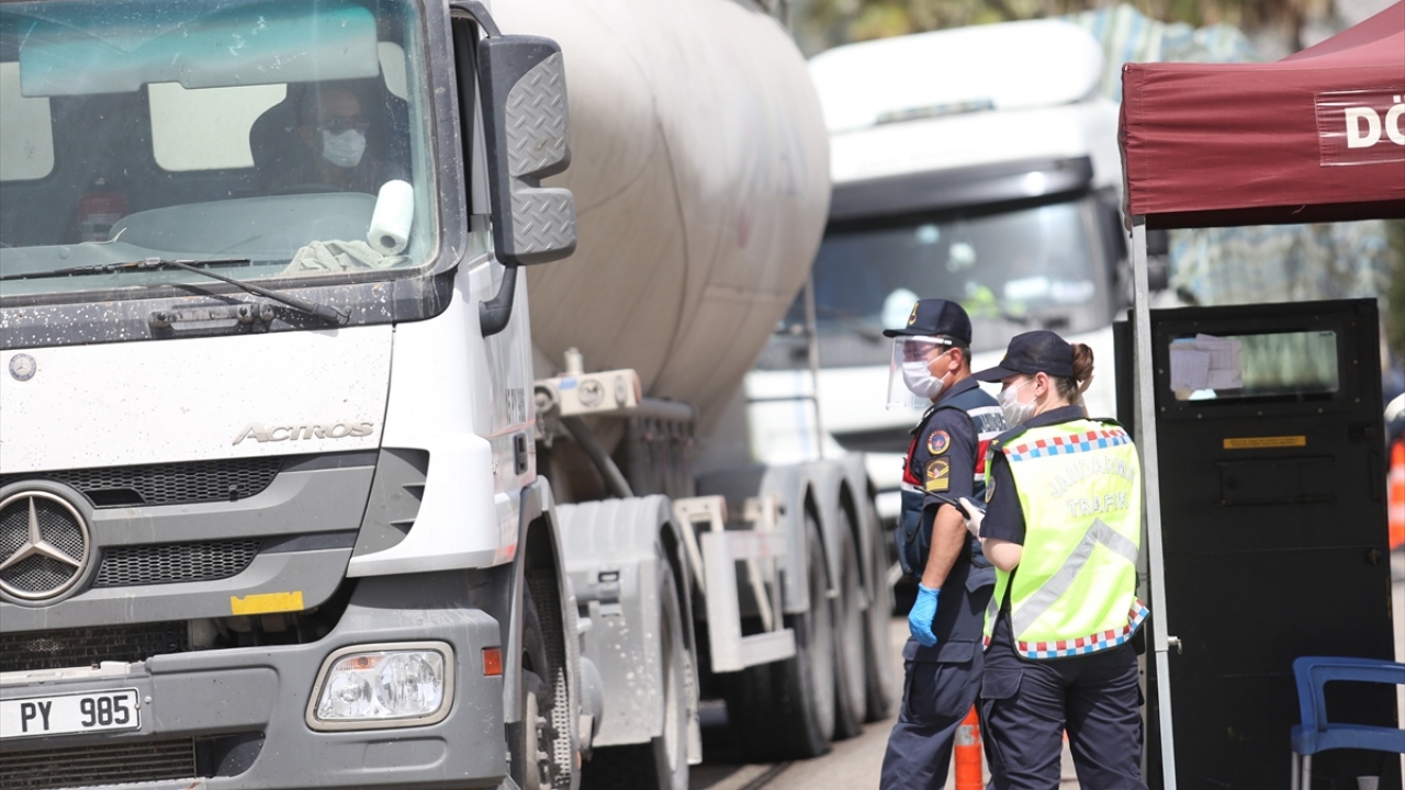 Sağlık ekiplerinin de görev yaptığı uygulama noktalarında, vatandaşların ateşleri ölçülüyor, gerekmedikçe dışarıya çıkmamaları konusunda uyarılarda bulunuluyor.