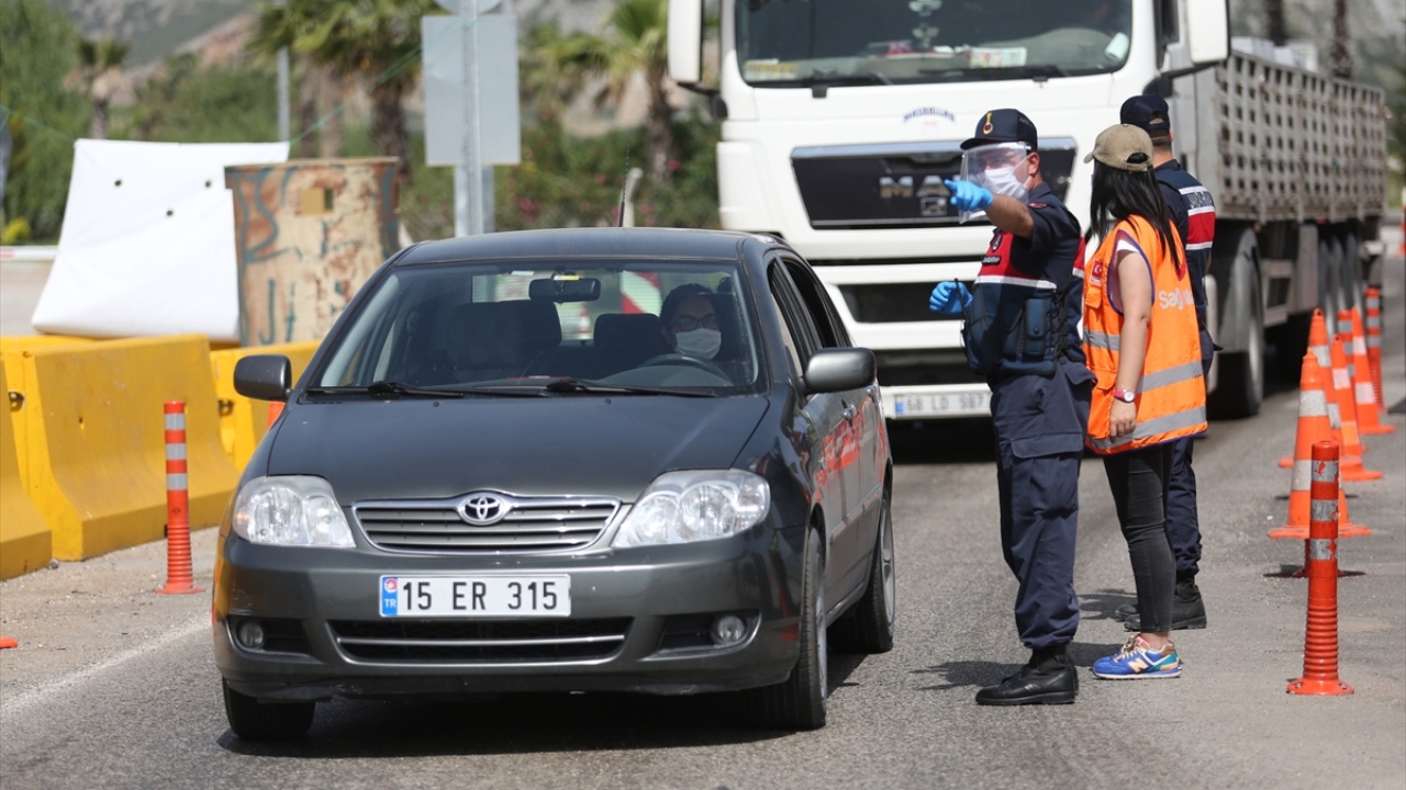 Kentin 22 yol kontrol ve arama noktasında görevlendirilen 500 kişilik ekip, gece gündüz demeden herkesin sağlığı için görev yapıyor. 