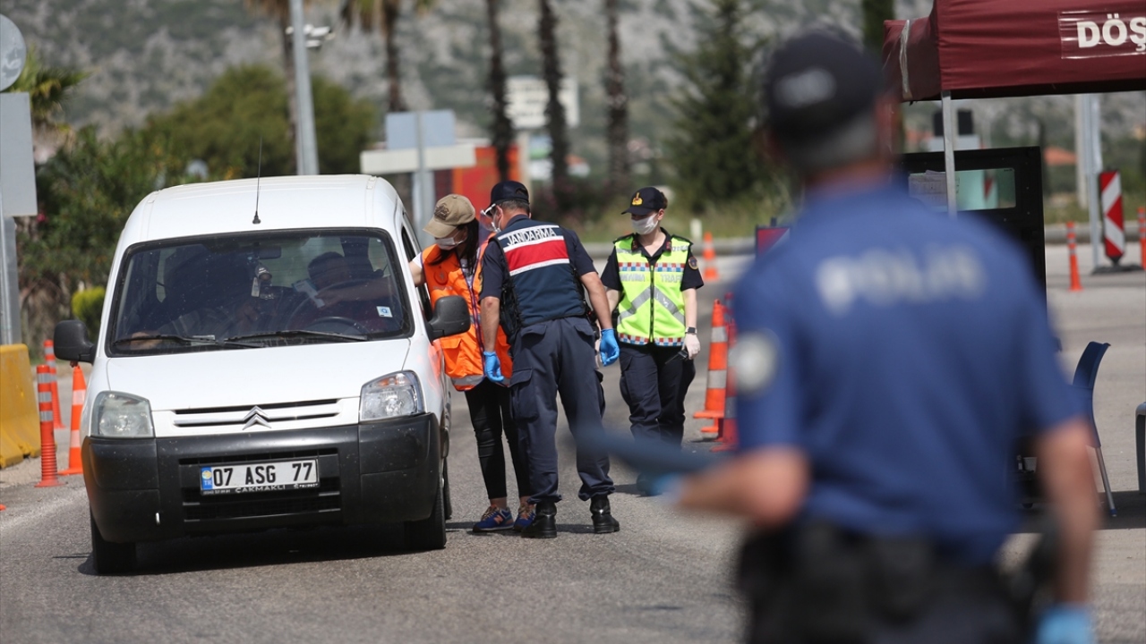 Ağırladığı turist sayısı bakımından "turizmin başkenti" olarak nitelendirilen Antalya`da, Covid-19`un Türkiye`de görülmesinden itibaren tedbirler çok sıkı uygulanıyor.