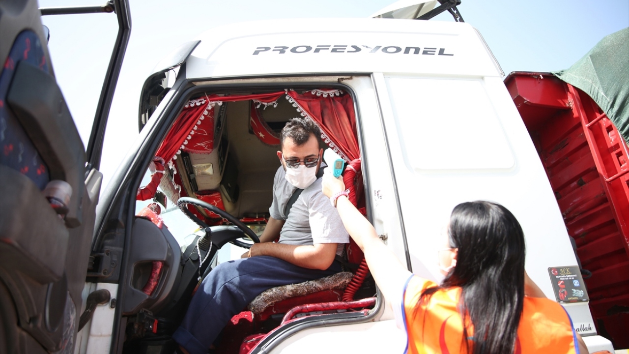 Araçları tek tek durduran ekiplere, narkotik dedektör köpekleri de eşlik ediyor.