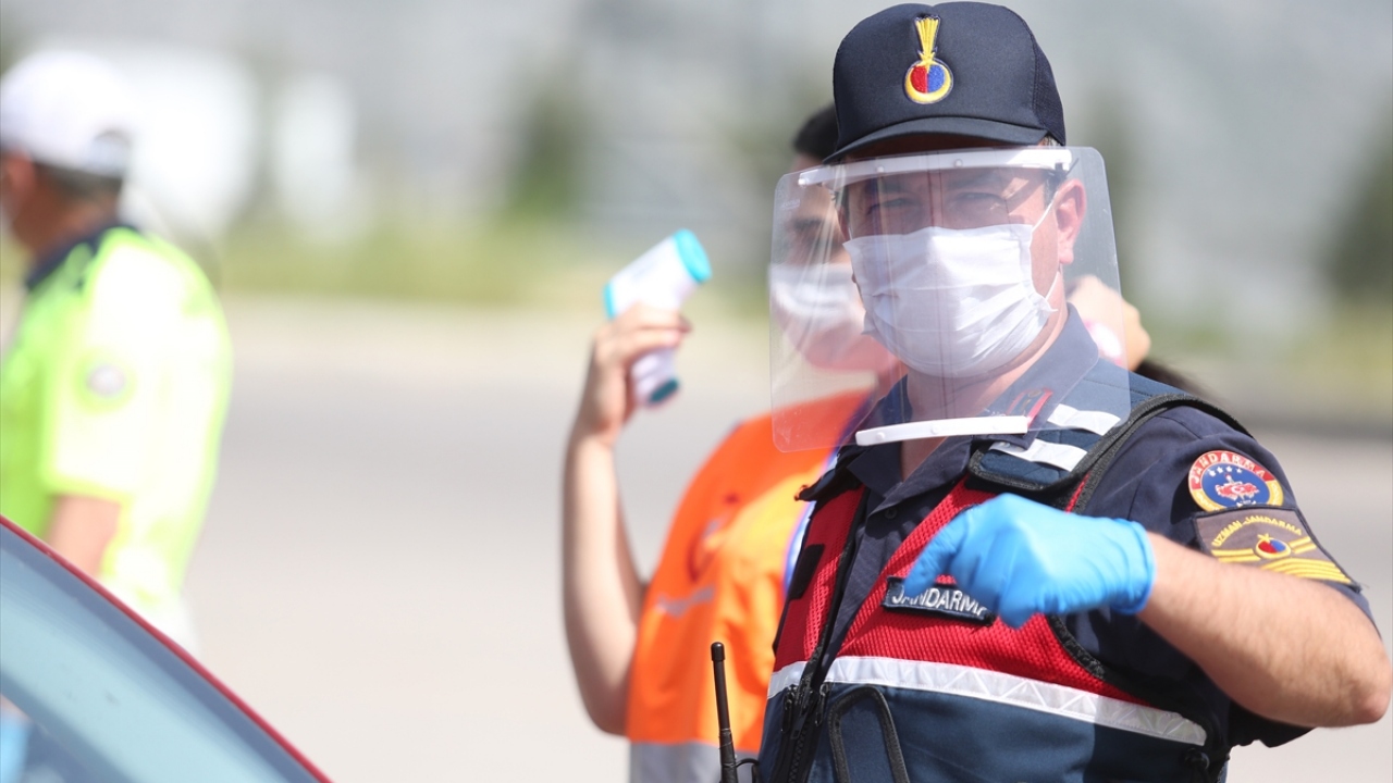 Seyahat kısıtlamasının bulunduğu illerden gelenler de geri gönderilerek şehre alınmıyor.