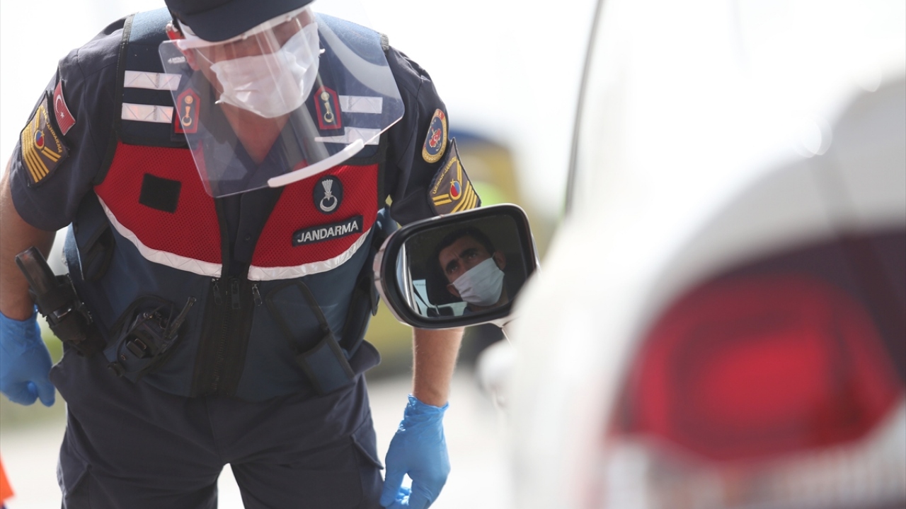 Öte yandan kente giriş yapmak isteyen birçok kişi de yalan beyanda bulunuyor, çeşitli bahanelere sığınıyor.