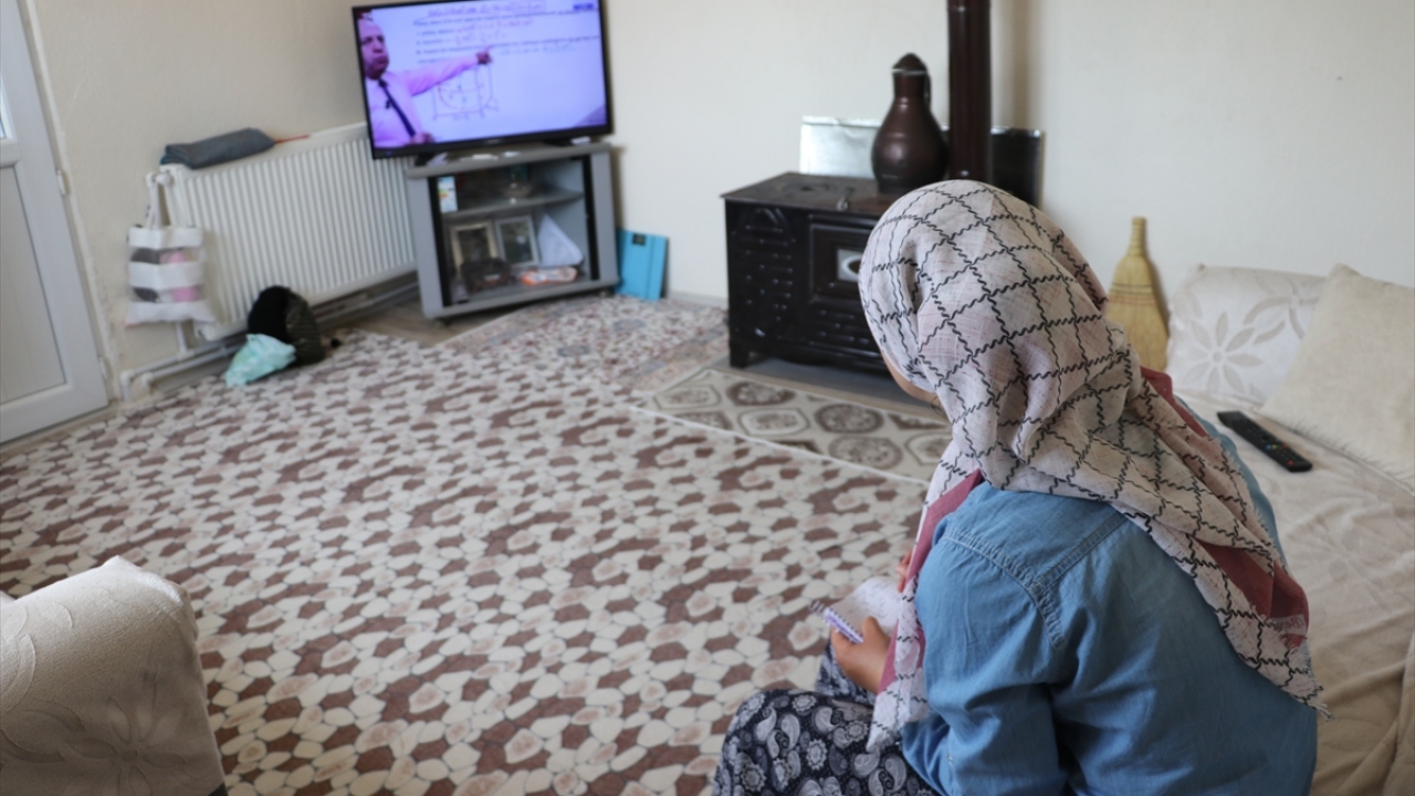 Milli Eğitim Bakanı Ziya Selçuk, Ayşenur`un inek otlatırken EBA`ya katıldığı görüntüsünü sosyal medya hesaplarında paylaştı. Bu paylaşım kısa sürede çok sayıda beğeni topladı.