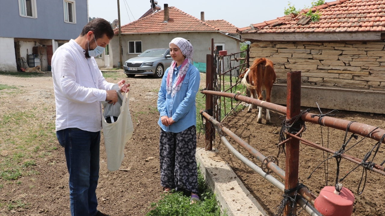 Ayşenur Doludağ`a ziyarette bulunup kitap hediye eden Sındırgı Belediye Başkanı Ekrem Yavaş da eğitimin önemine değindi.