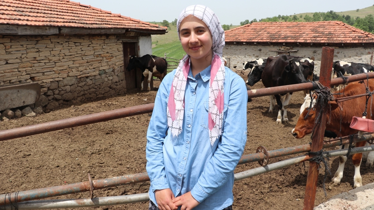 Ayşenur Doludağ, salgın nedeniyle geldiği ailesinin yanında onlara yardım ettiğini söyledi.