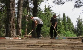Köy mezarlığı sosyal medyadan yapılan çağrıyla temizlendi