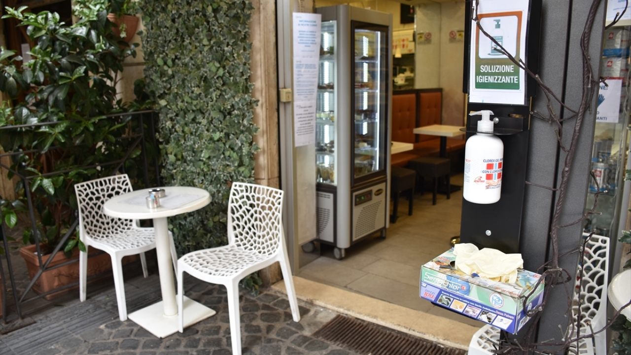 Başbakan Conte’nin dün imzaladığı son kararname çerçevesinde, Covid-19 salgınına karşı getirilen sıkı tedbirler, bugün itibarıyla biraz daha gevşetildi. 