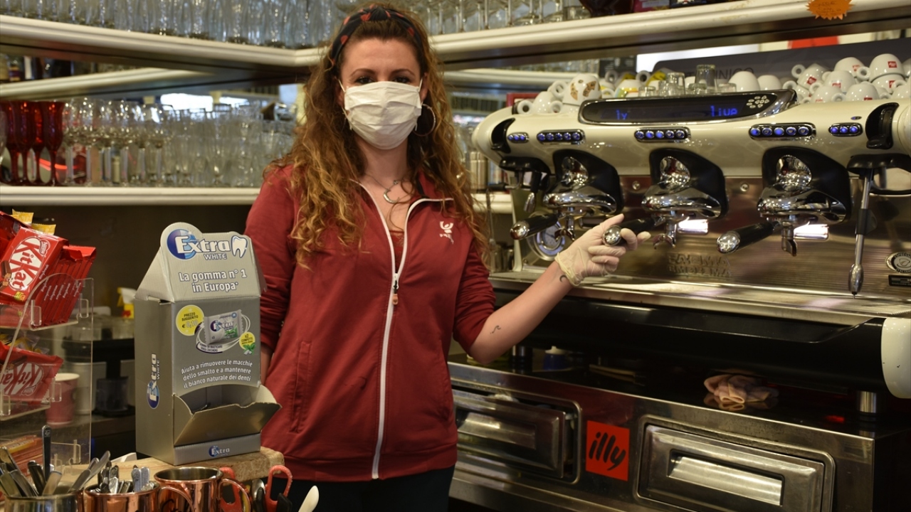 Mağazalar, restoranlar, müzeler, kuaförler ve kilise, cami, sinagog gibi ibadethaneler de sosyal mesafe ve hijyen koşulları çerçevesinde giriş-çıkışlar düzenlenerek yeniden açıldı. 