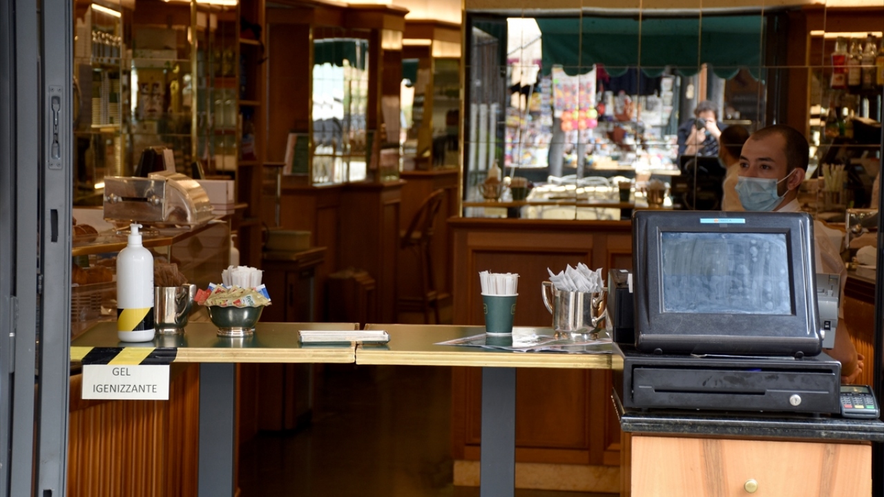 Ayrıca son kararnameyle sokağa çıkış kısıtlamaları ve izin belgesi uygulamasına da son verilirken, bölge içinde seyahate izin çıktı. Ülke içinde bölgeler arası seyahate ise 3 Haziran’dan sonra izin verilecek. 