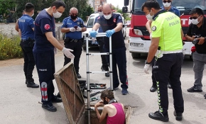 Karantina bölgesine kanalizasyondan girmek isterken mahsur kaldı