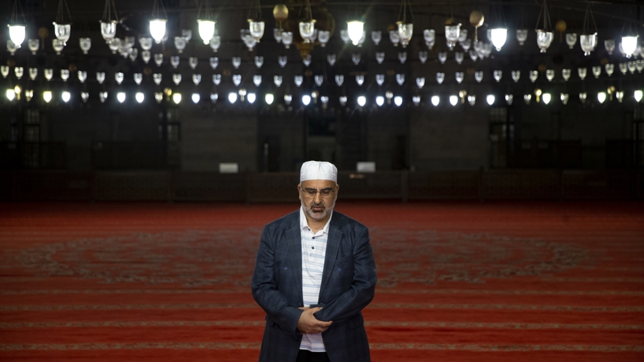 Camilerde yatsı namazı vakti selalar ve ezanlar okundu, salgın hastalıktan kurtulmak için dualar edildi.