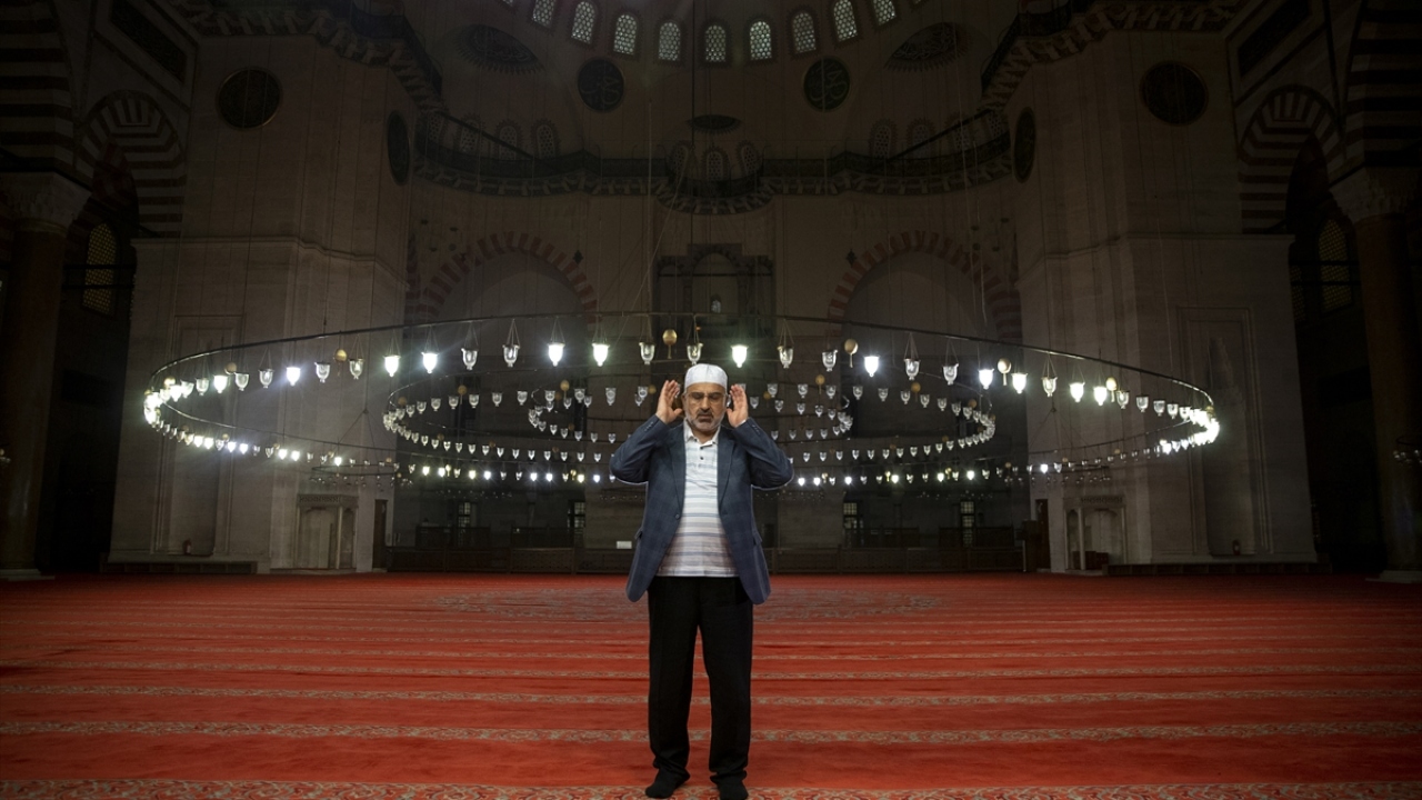 Osmanlı İmparatorluğu`nun 10. padişahı Kanuni Sultan Süleyman tarafından Mimar Sinan`a inşa ettirilen ve asırlardır heybetinden ödün vermeden ayakta duran Süleymaniye Camii, bu Kadir Gecesi görevliler dışında boş kaldı.