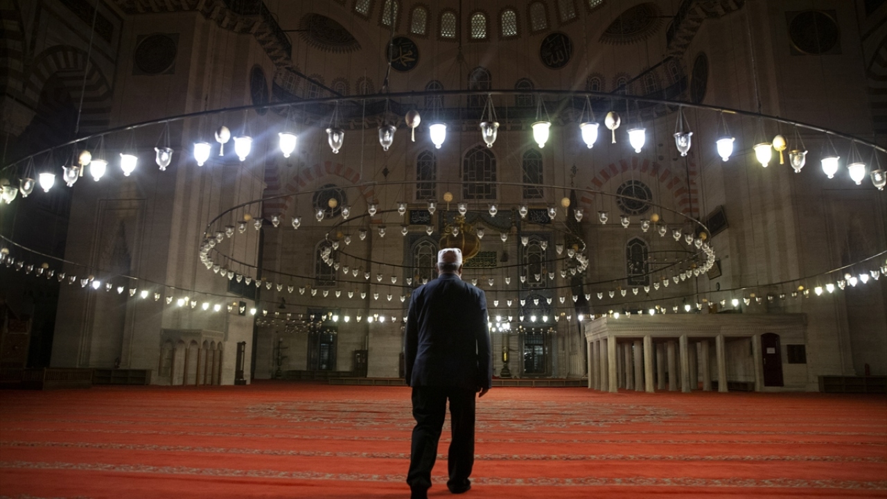 "Güzel bir ortamda teravih namazlarını kılıp kandil gecelerini idrak ederdik"