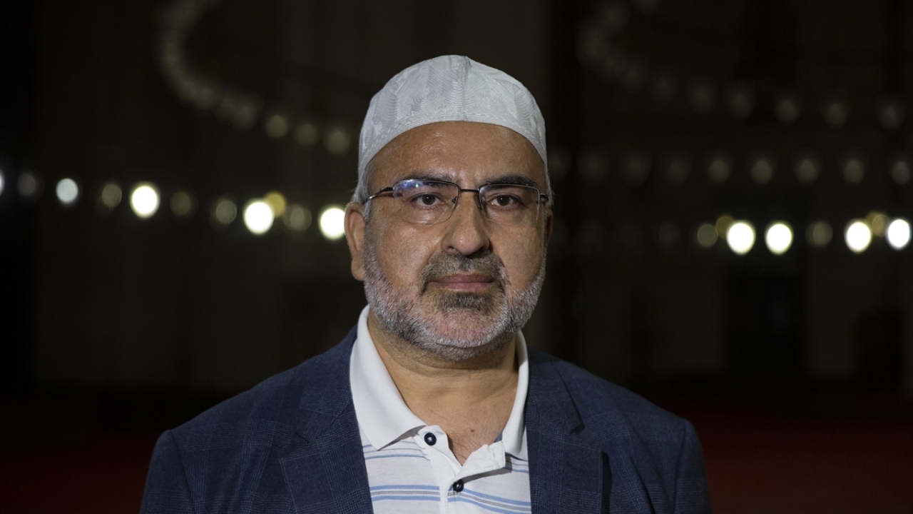 Süleymaniye Camii Müezzini Mehmet Koçyiğit, cemaatle namaz kılınamayan son iki ayın kendileri açısından çok mahzun geçtiğini söyledi.