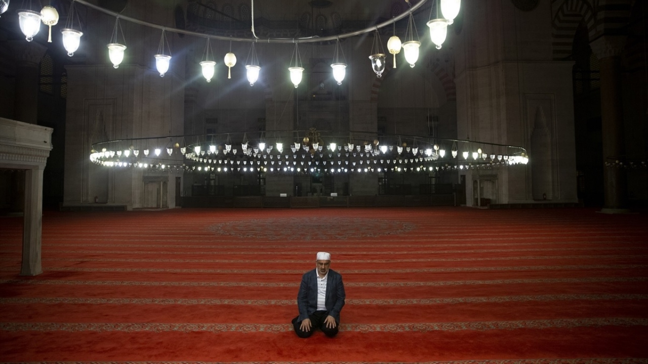 Kentin en çok cemaat ve turist çeken camilerinden Süleymaniye ve Çamlıca, Kadir Gecesi`nde de yeni tip koronavirüs (COVID-19) tedbirleri kapsamında kapalı kaldı. 