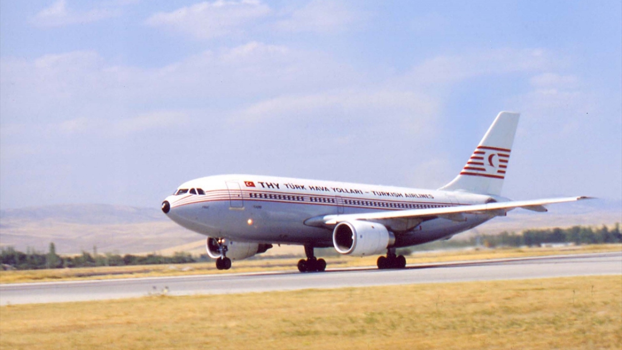 Operasyonlarına ilk olarak, "Devlet Hava Yolları İşletmesi" adıyla İstanbul Atatürk Havalimanı`nda (eski adıyla Yeşilköy Havalimanı) başlayan THY, 1943- 1945 yılları arasında filosuna kattığı yeni uçaklarla bugünkü başarının temellerini attı.