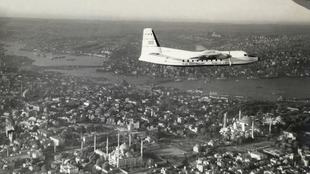 Ay yıldızlı bayrağı ilk kez 1933 yılında, toplam 23 koltuk kapasitesine sahip 5 uçaklık filosuyla taşımaya başlayan küresel marka, bugün 360 uçaklık modern bir filoya ve 127 ülkeyi kapsayan uçuş ağına ulaştı.