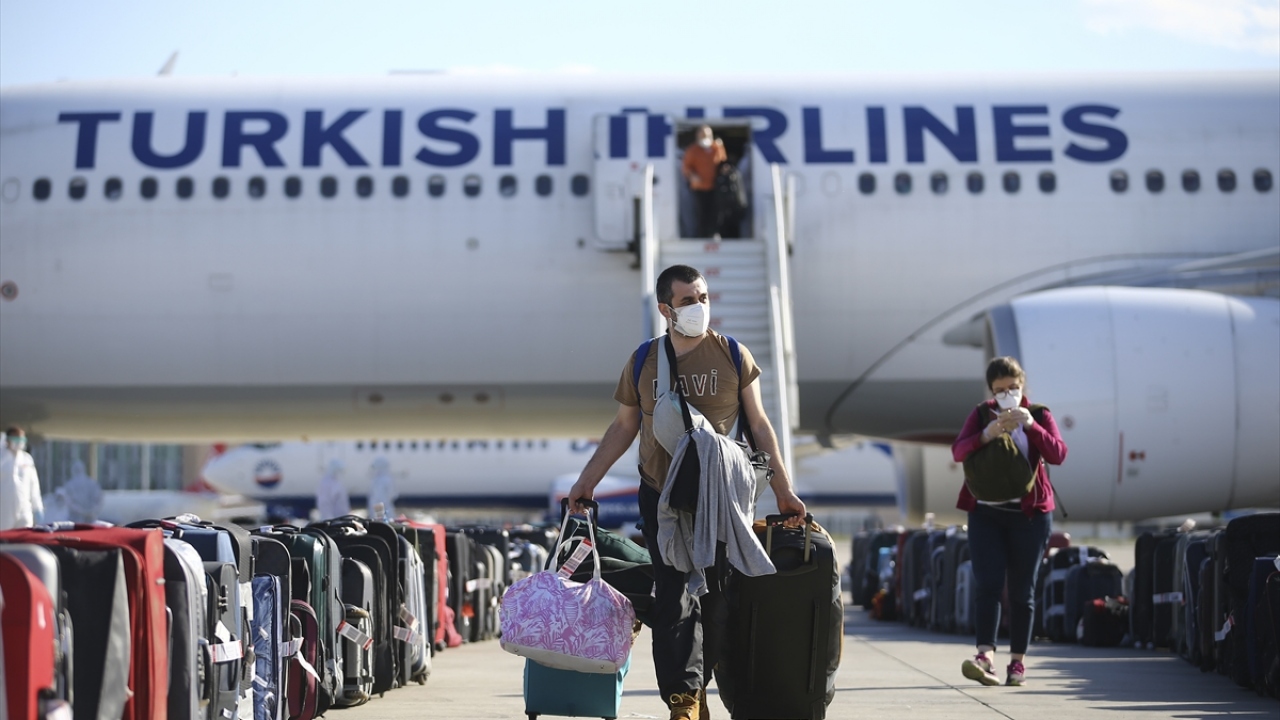 İş, eğitim ya da tatil amacıyla yurt dışında bulunan ve uçuşların durması sonrası bulundukları ülkede mahsur kalan on binlerce vatandaş, THY`nin tahliye uçuşlar ile yurda getirildi.