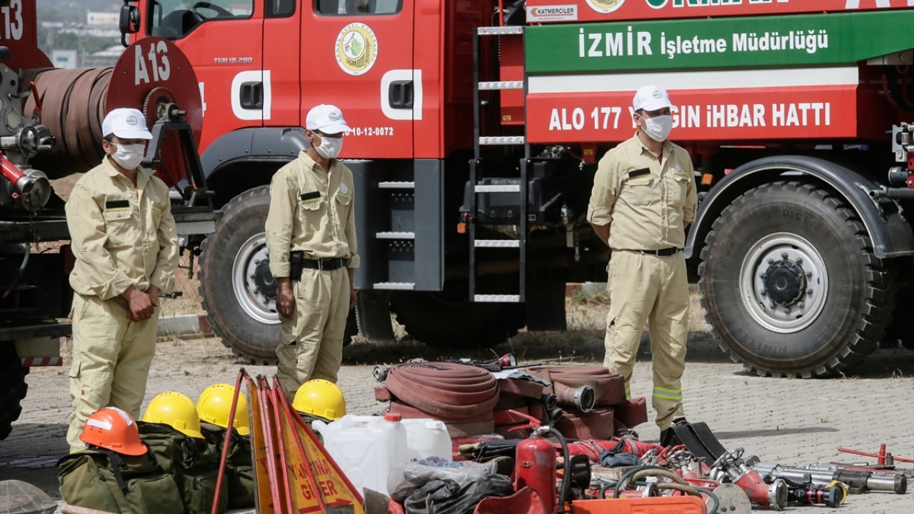 Düzenlenen tatbikatta helikopter ve arazözlerden yapılan su atımlarını izleyen Derince, personele başarı diledi. 