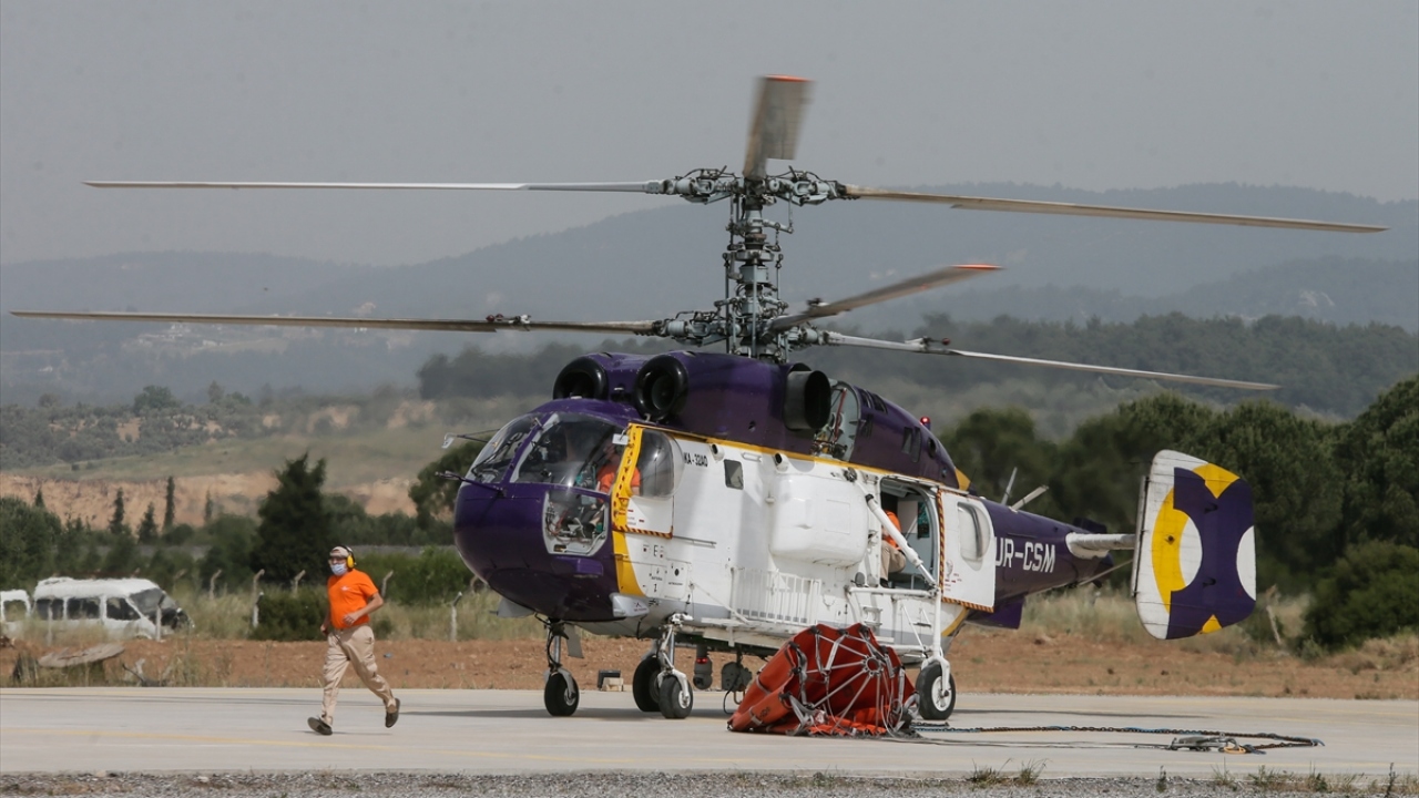 İzmir Orman Bölge Müdürü Derince, Kemalpaşa Orman Deposu`nda, yangın söndürme helikopteri ile yer ekiplerini denetledi. 