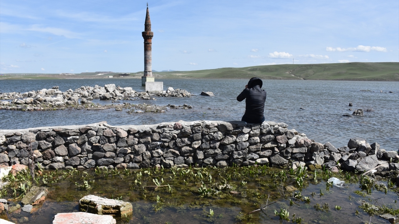 Kars ve Digor ovalarında 475 bin dekar tarım arazisine "can suyu" olan baraj altındaki Boğazköy ve Çamçavuş köyleri ilgi çekiyor. 