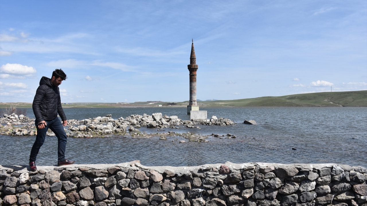 Çamçavuş köyünden geriye kalan ve bir bölümü suya gömülen cami minaresi görenlerin ilgisini çekiyor. 