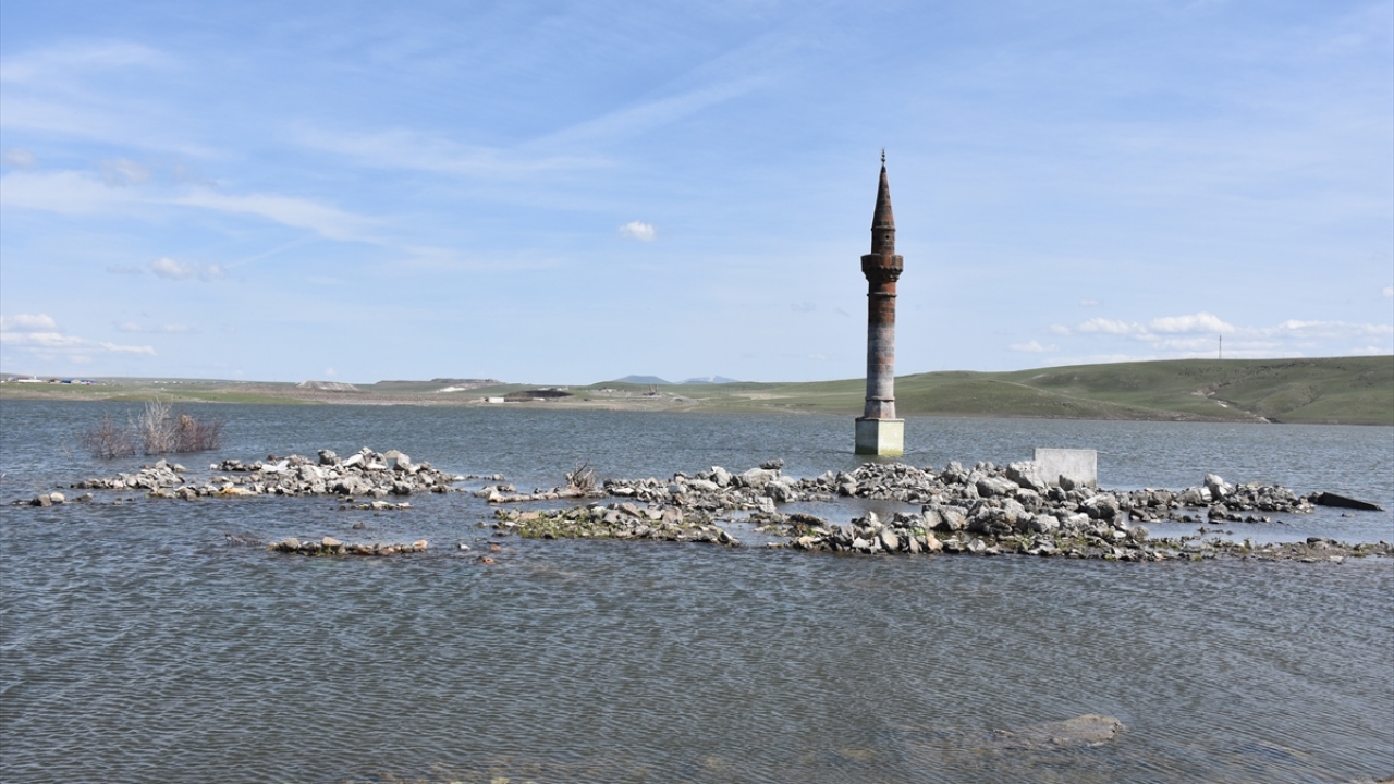 Barajın debisinin düşmesiyle gün yüzüne çıkan eski yerleşim yerleri, yeninden suya gömülmeye başladı.
