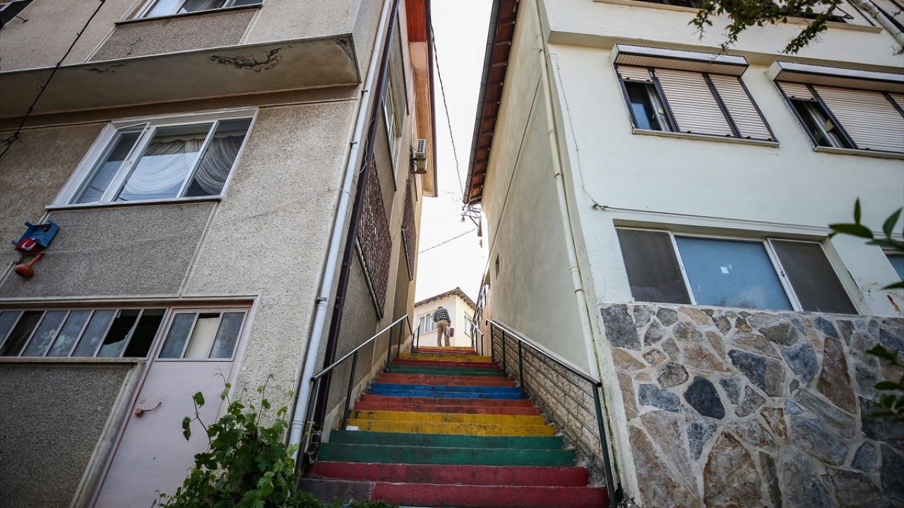 Mahalleyi ziyaret eden kişilerce sık tercih edilen sahil bandındaki kahvaltı mekanları ve balık lokantaları ile çok sayıdaki butik otel, yaklaşık iki aydır kapalı bulunuyor.