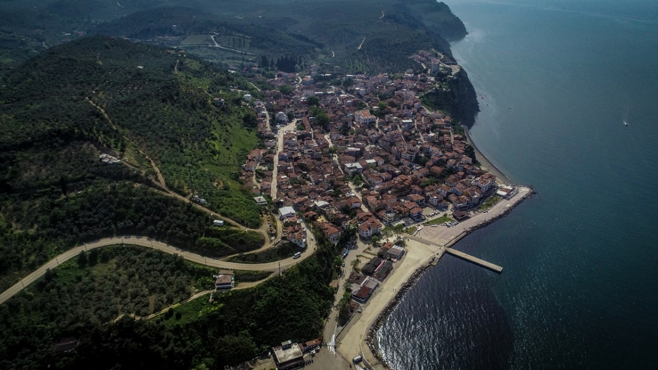 Doğal güzelliklerinin yanı sıra eski bir Rum yerleşimi olması dolayısıyla çok sayıda tarihi eser ve binaya da ev sahipliği yapan Tirilye, Kovid-19 sürecinde adeta sessizliğe büründü.