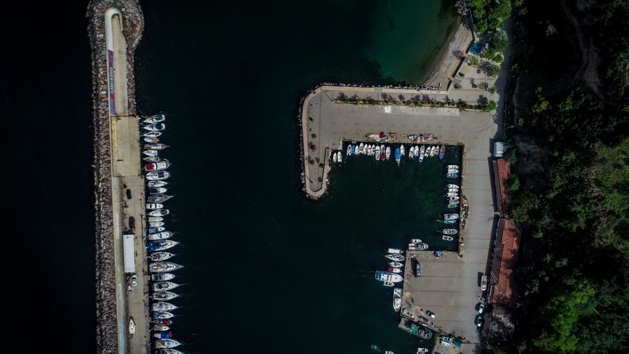 Zeytiniyle ünlü bir vadinin iki yamacında kurulan, Bursa kent merkezine 40, Mudanya`ya 11 kilometre uzaklıktaki Tirilye, Marmara Denizi`nin güneydoğusunda yer alıyor.