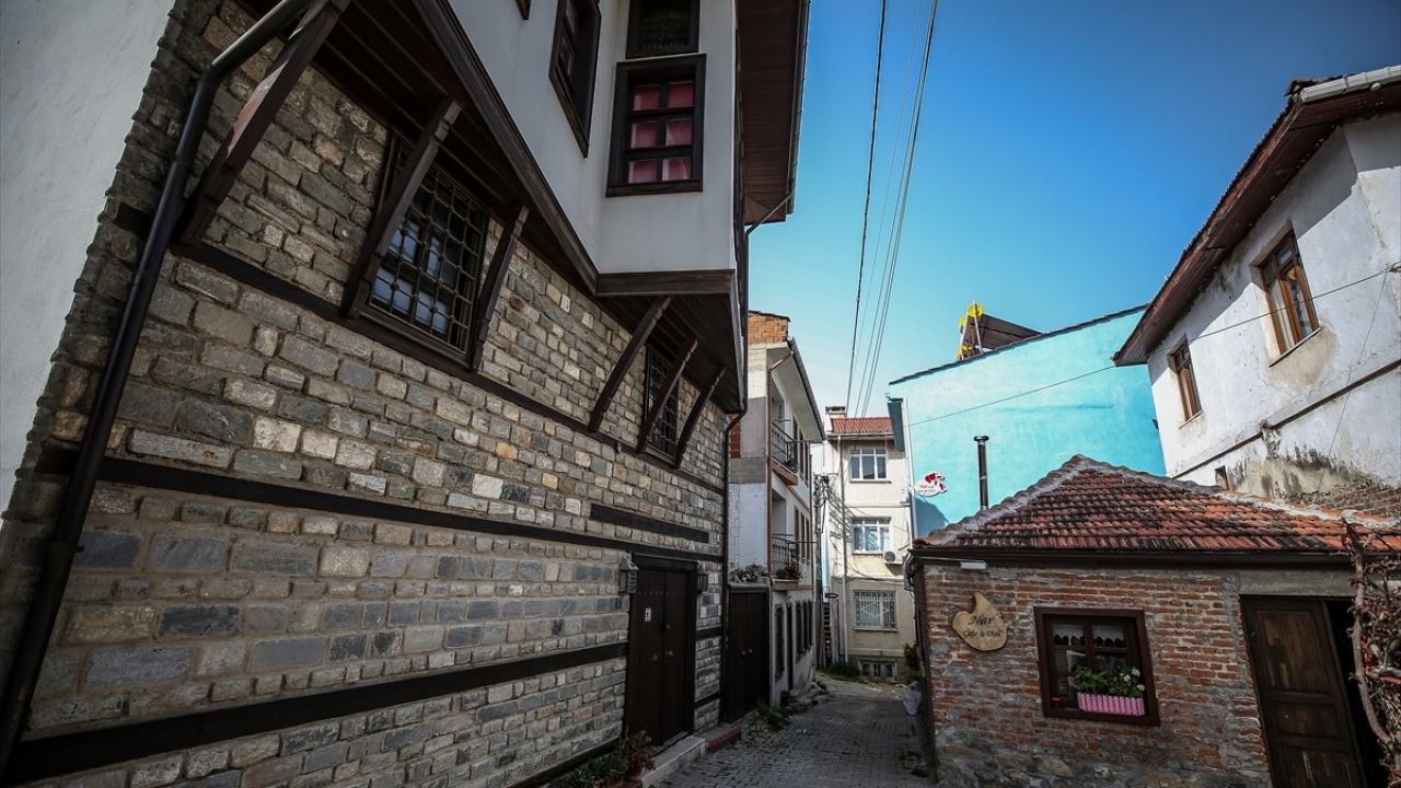 Alkız, özellikle yaz sezonunda çok sayıda ziyaretçi ağırladıklarını belirterek, nüfusun yaz aylarında katlandığını vurguladı.