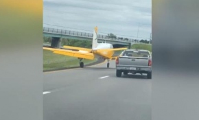 ABD'de motoru arızalanan uçak otoyola indi