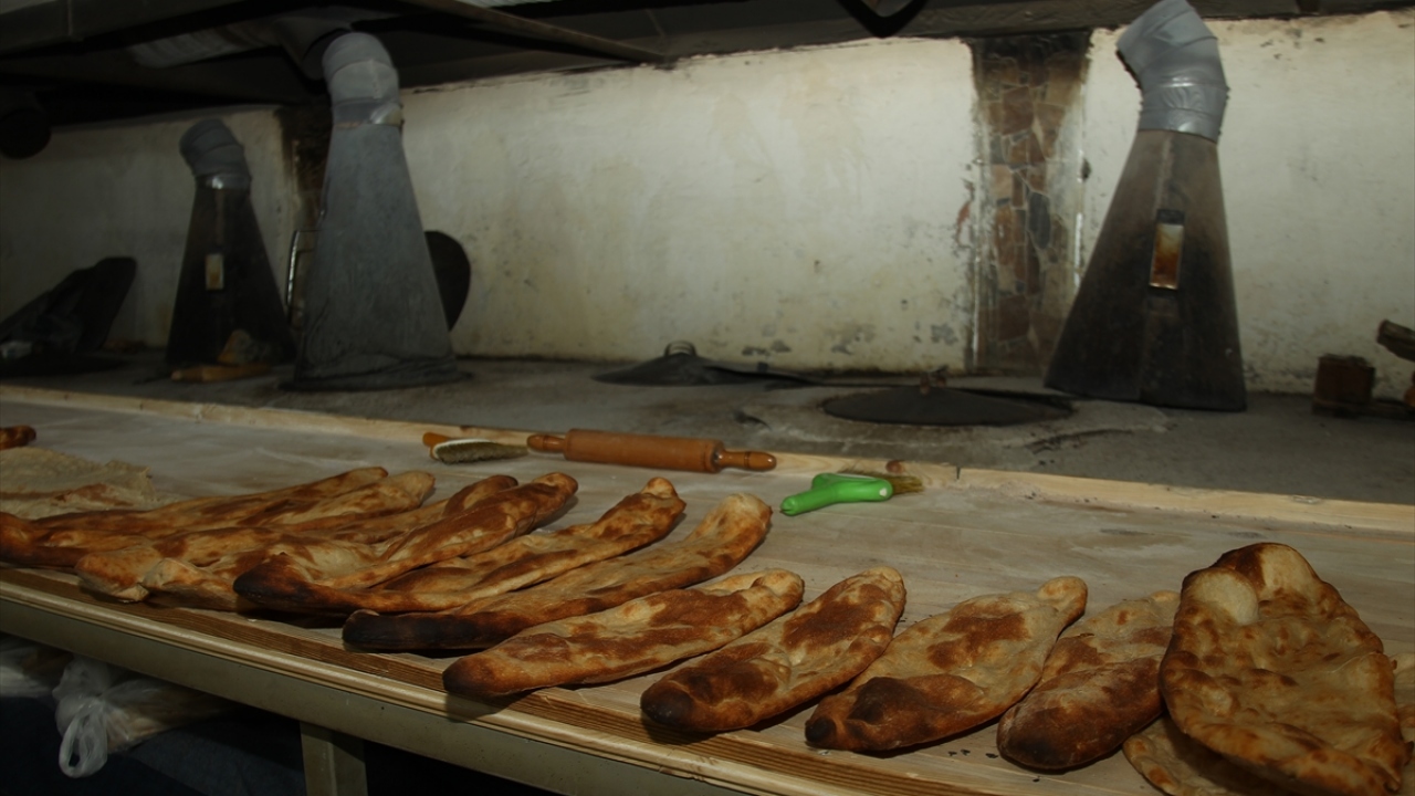 Bir süre önce Erciş`ten Çerkezköy`e taşınan Kızıltan, Kızılpınar Mahallesi`nde Zahide Ana Tandır Evi`ni açtı. 