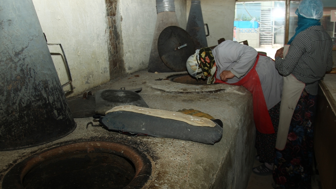 Burada Doğu ve Güney Doğu Anadolu Bölgelerinde yaygın olan tandır ekmeğini üreten Kızıltan, 3 kadını da yanında istihdam etti.