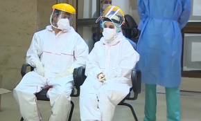 Sağlık çalışanları tulum içinde sıcakla da mücadele ediyor